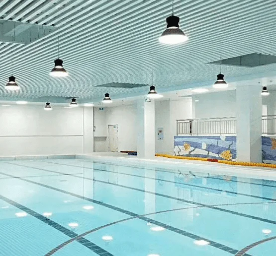 Промышленный LED-светильник для потолка крытого бассейна